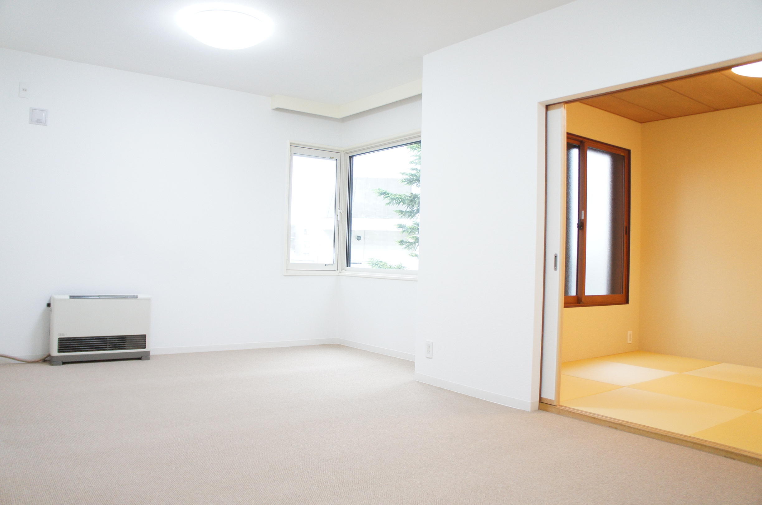 和室がリビングの続き間になっているので、ふすまをあけると広々と使えます。