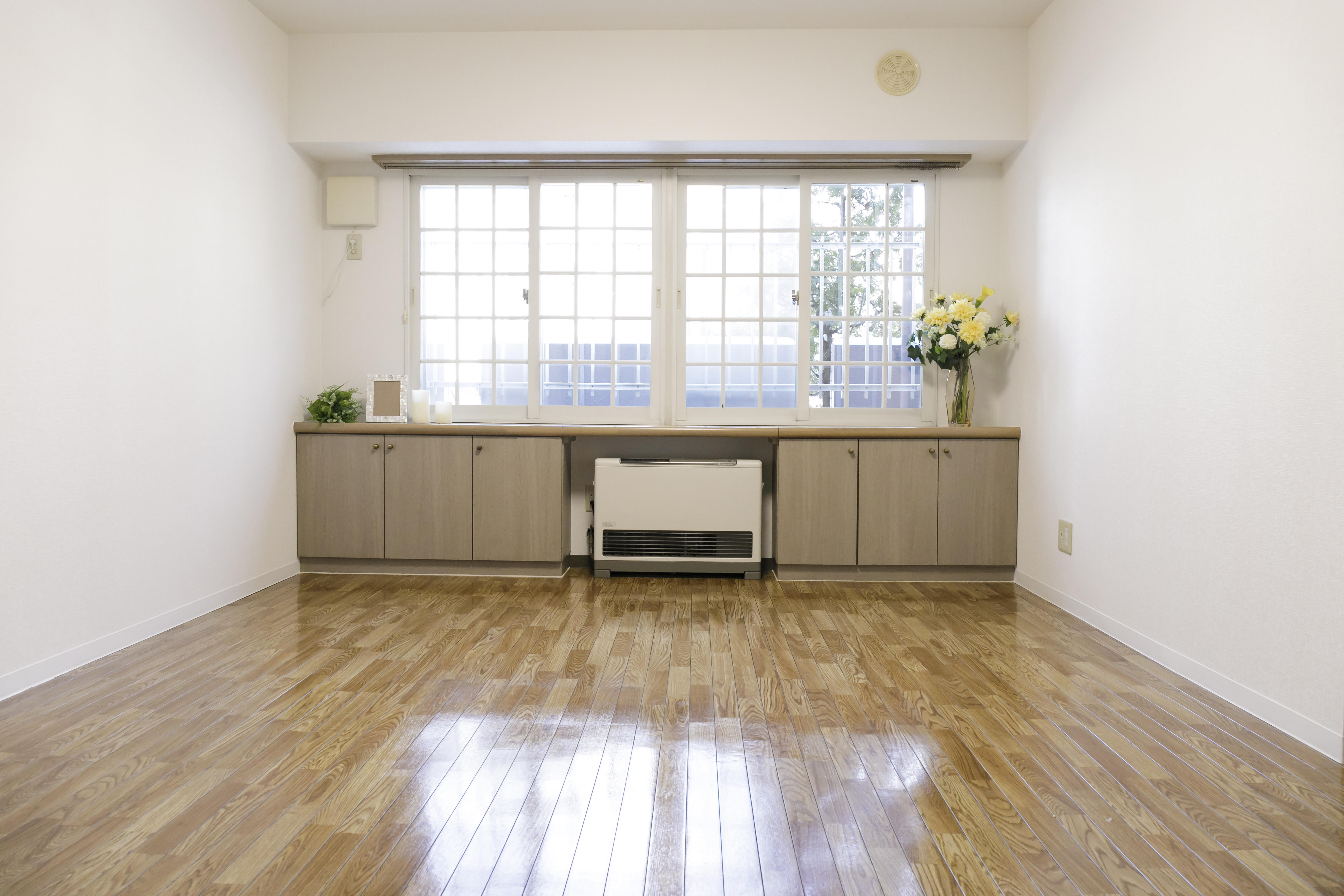 リビングには従来から設置済みの窓カウンターをそのまま活かしました。壁面もしっかりあり、家具配置もしやすいプランです!