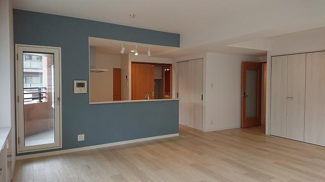 キッチン部分のクロスの張り分け。フルー色ははえます!