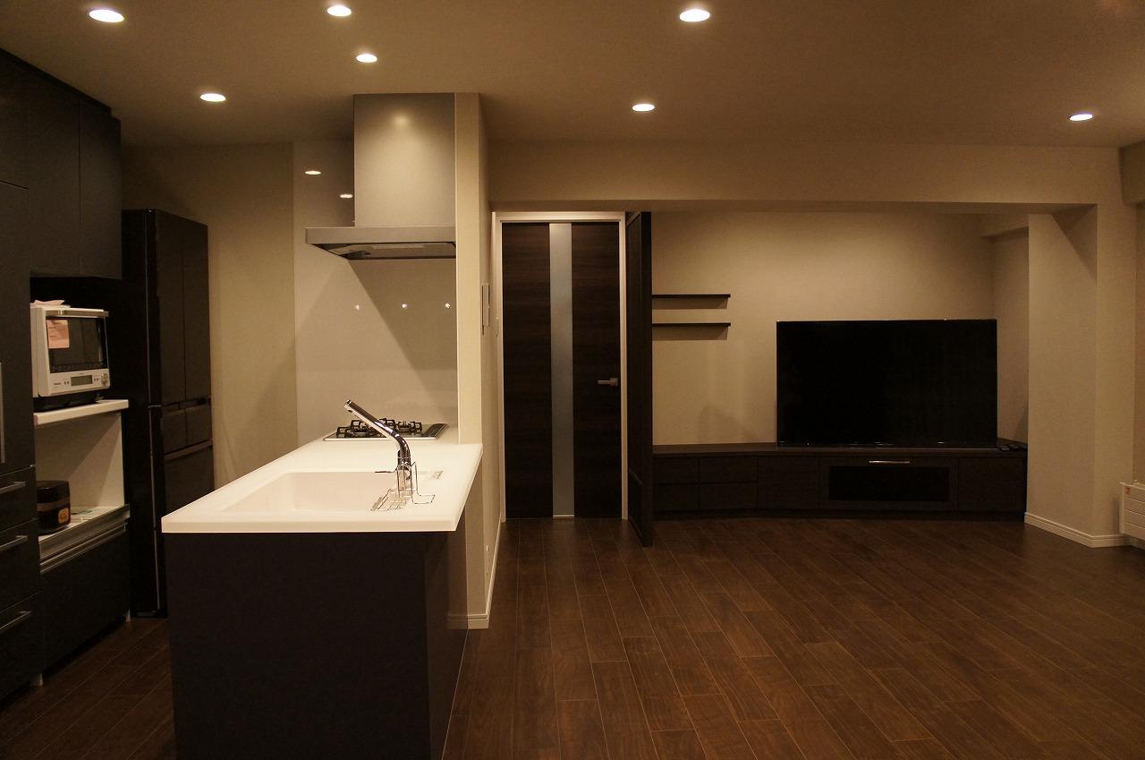 リビングは全てダウンライト。キッチンはオープンキッチン。テレビボードも造作し、気分はすっかりモデルルーム