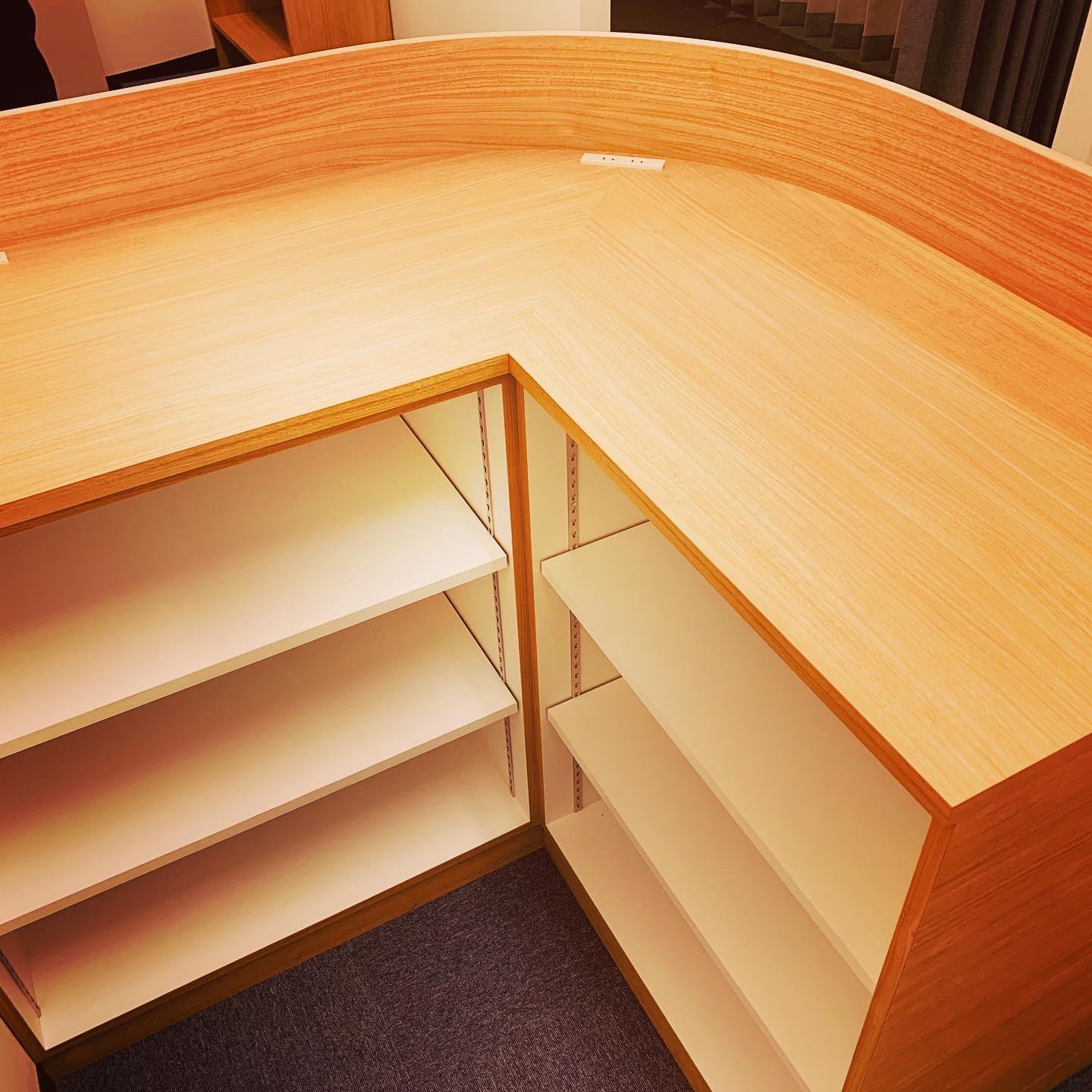 見せ場の受付カウンター。Rにこだわり。